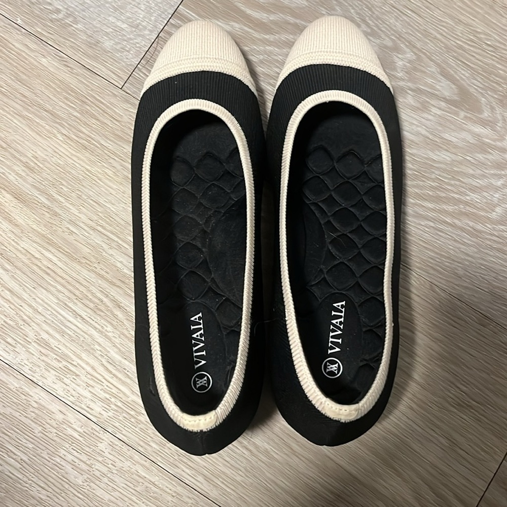VIVAIA (NWOT) Julie Pro Almond-Toe Chunky Heels, Black/Cream, Size 39 (8 US) - Picture 7 of 11